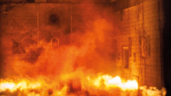 Ensaio de incêndio Geberit no laboratório de testes de material da Universidade de Estugarda