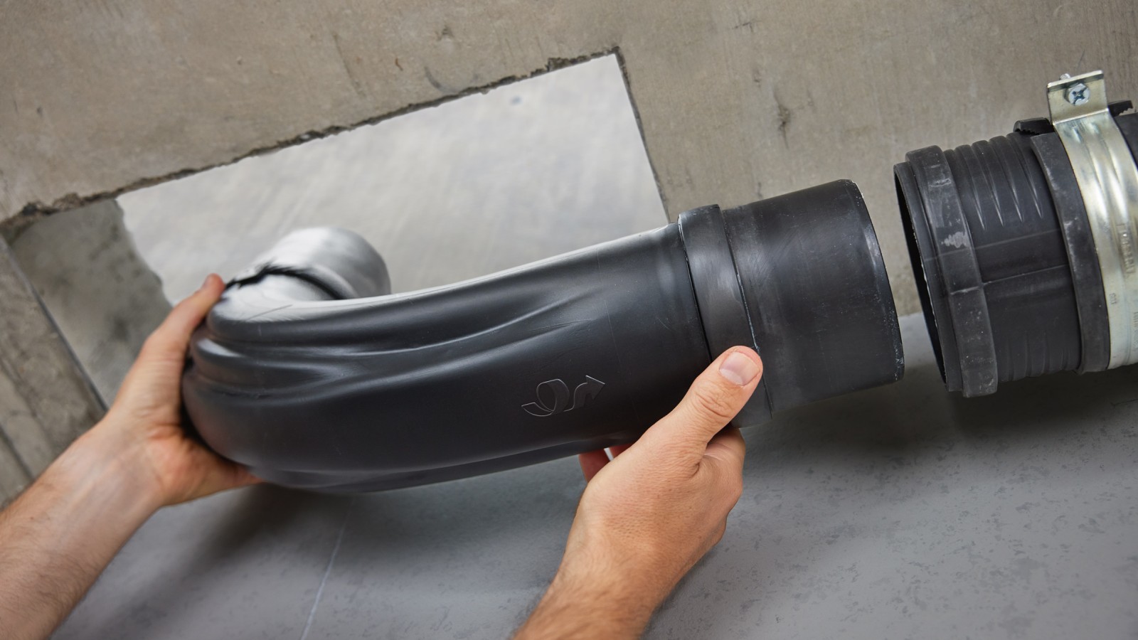 A curva Geberit BottomTurn é mais rápida e fácil de instalar do que duas curvas de 45° A curva Geberit BottomTurn é mais rápida e fácil de instalar do que duas curvas de 45°