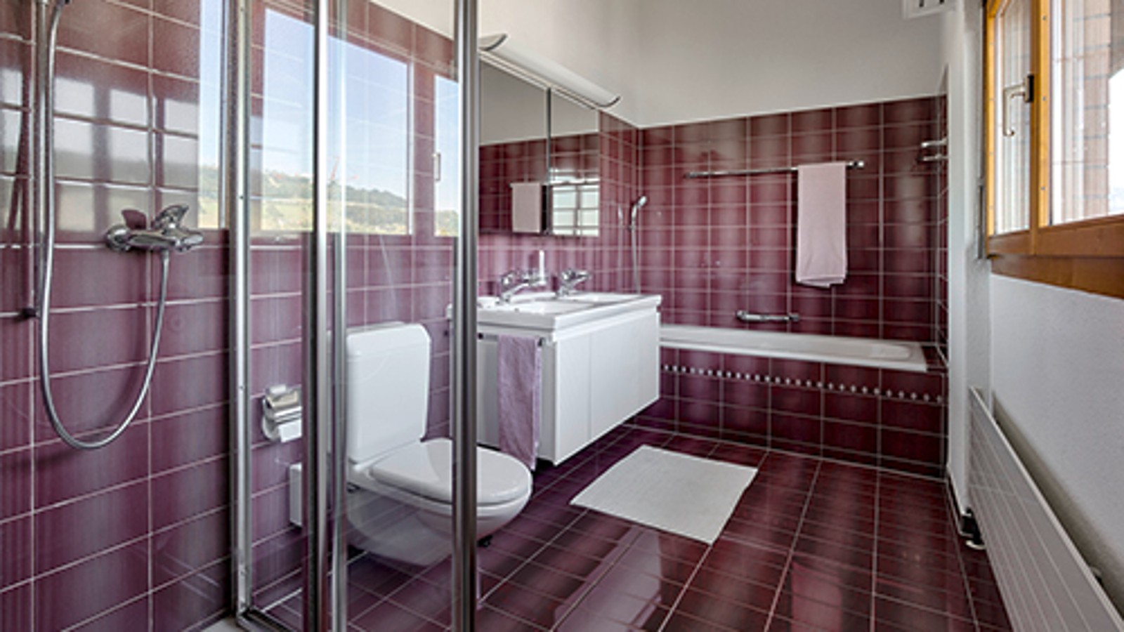 Casa de banho antes da renovação com azulejos vermelhos