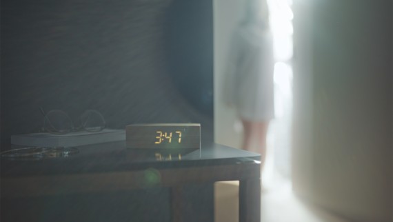 Relógio-despertador no quarto