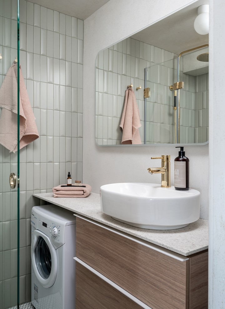 Depois da remodelação da casa de banho minúscula, com o lavatório oval da série de casas de banho VariForm e móveis com acabamento em carvalho (© Meja Hynynen)