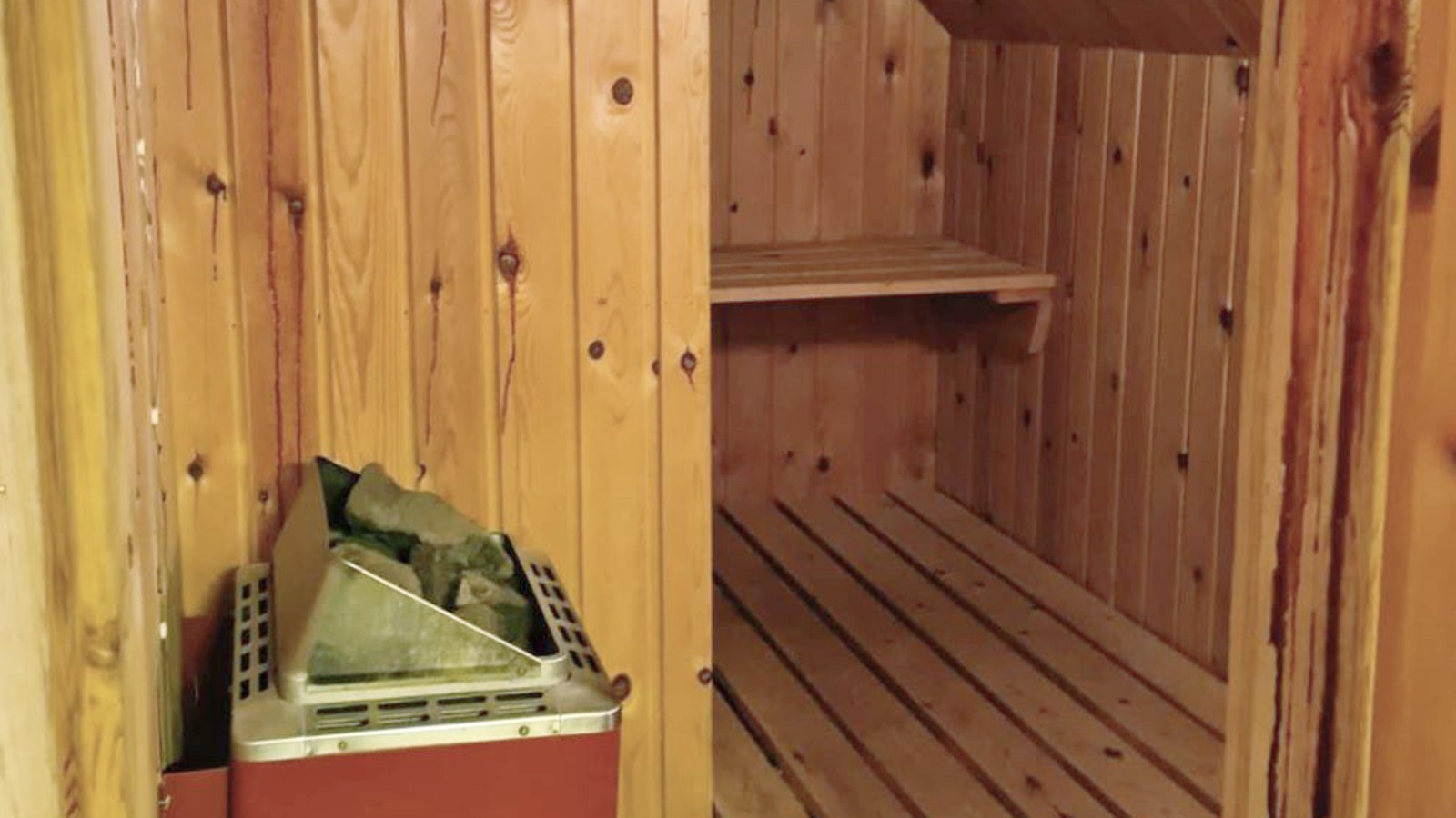 Uma sauna com um teto inclinado (© @triner2 e @strandparken3) Uma sauna com um teto inclinado (© @triner2 e @strandparken3)