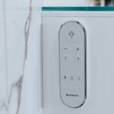 O comando à distância para a sanita bidé Geberit AquaClean O comando à distância para a sanita bidé Geberit AquaClean