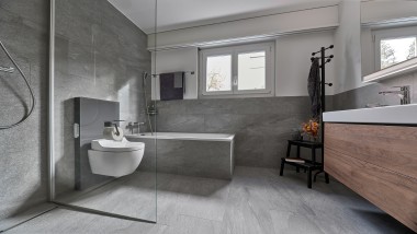 Plano geral da casa de banho renovada Plano geral da casa de banho renovada