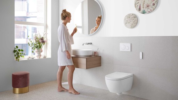 Casa de banho Geberit ONE com louças e móveis em branco (© Geberit) Casa de banho Geberit ONE com louças e móveis em branco (© Geberit)