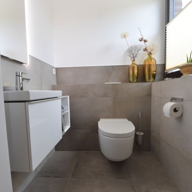 Vista da sanita bidé Geberit AquaClean Mera Classic e do lavatório Vista da sanita bidé Geberit AquaClean Mera Classic e do lavatório