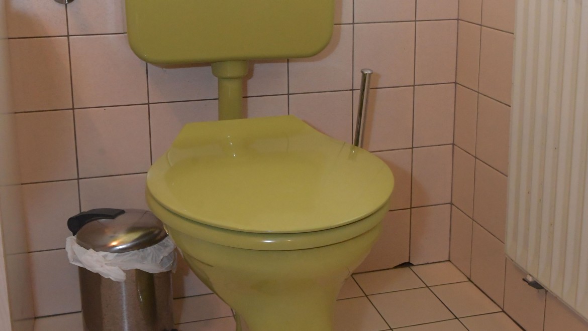 A velha sanita com autoclismo de exterior na casa de banho dos hóspedes A velha sanita com autoclismo de exterior na casa de banho dos hóspedes