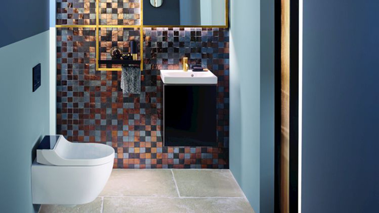 Tons dourados e acobreados tornam a casa de banho de serviço mais acolhedora Tons dourados e acobreados tornam a casa de banho de serviço mais acolhedora