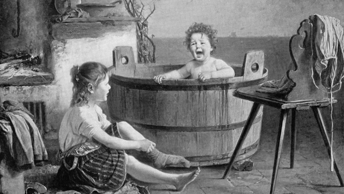 Criança a tomar banho em tina