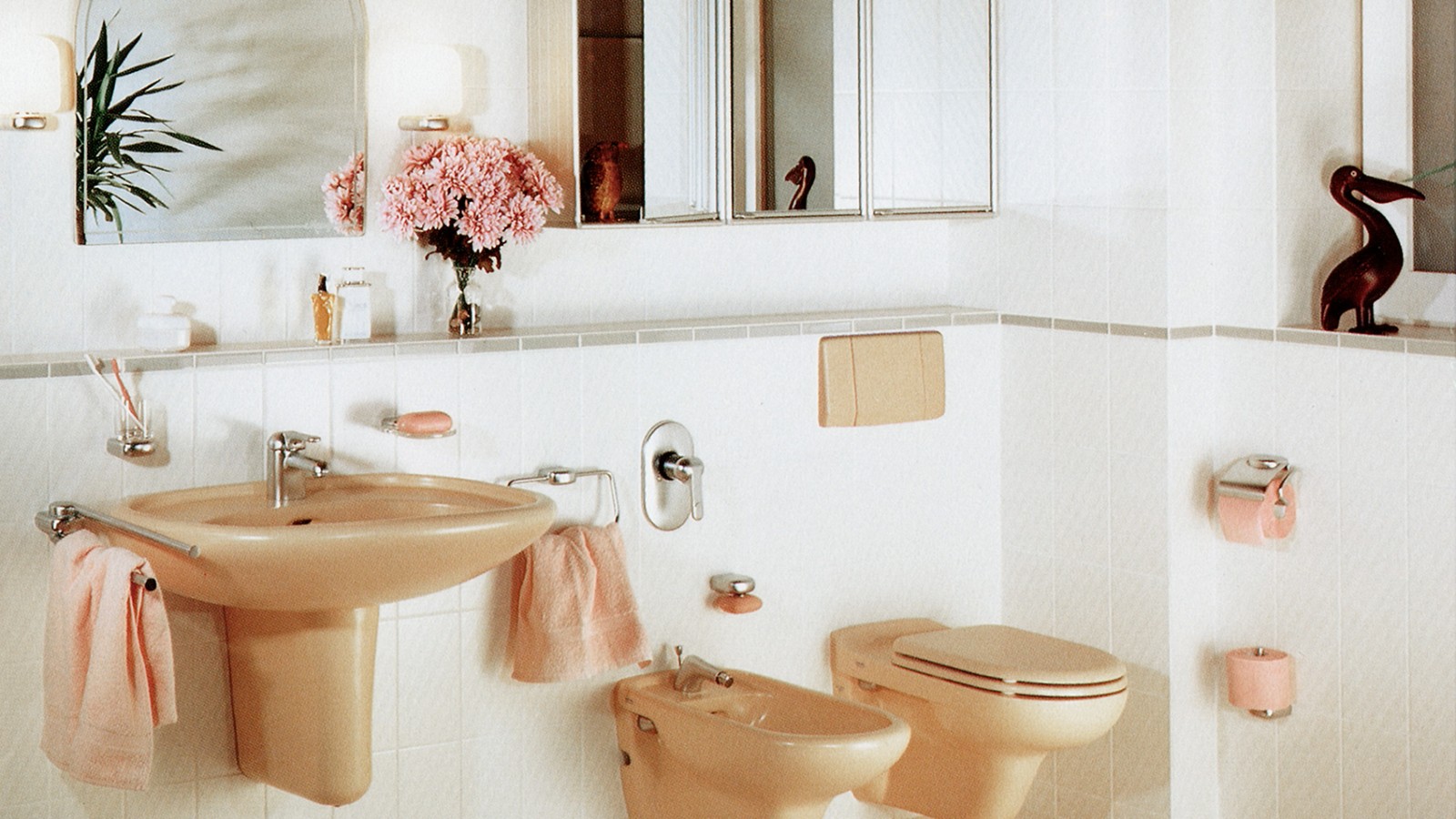 Azulejos de cerâmica e placas de comando de descarga coloridos para o autoclismo e também sanitas suspensas eram o último grito da moda nos anos 70