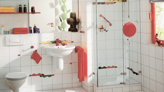 Uma casa de banho com duche separado e destaques de cor nos azulejos era considerada muito elegante