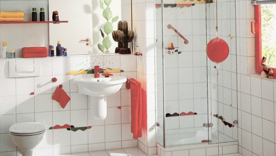 Uma casa de banho com duche separado e destaques de cor nos azulejos era considerada muito elegante Uma casa de banho com duche separado e destaques de cor nos azulejos era considerada muito elegante