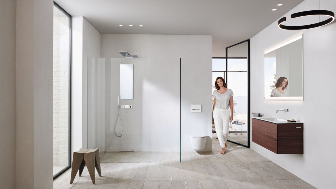 Casa de banho Geberit ONE com louças e móveis em branco (© Geberit) Casa de banho Geberit ONE com louças e móveis em branco (© Geberit)