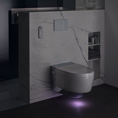 Geberit AquaClean Mera Comfort cromado com luz de orientação(© Geberit)