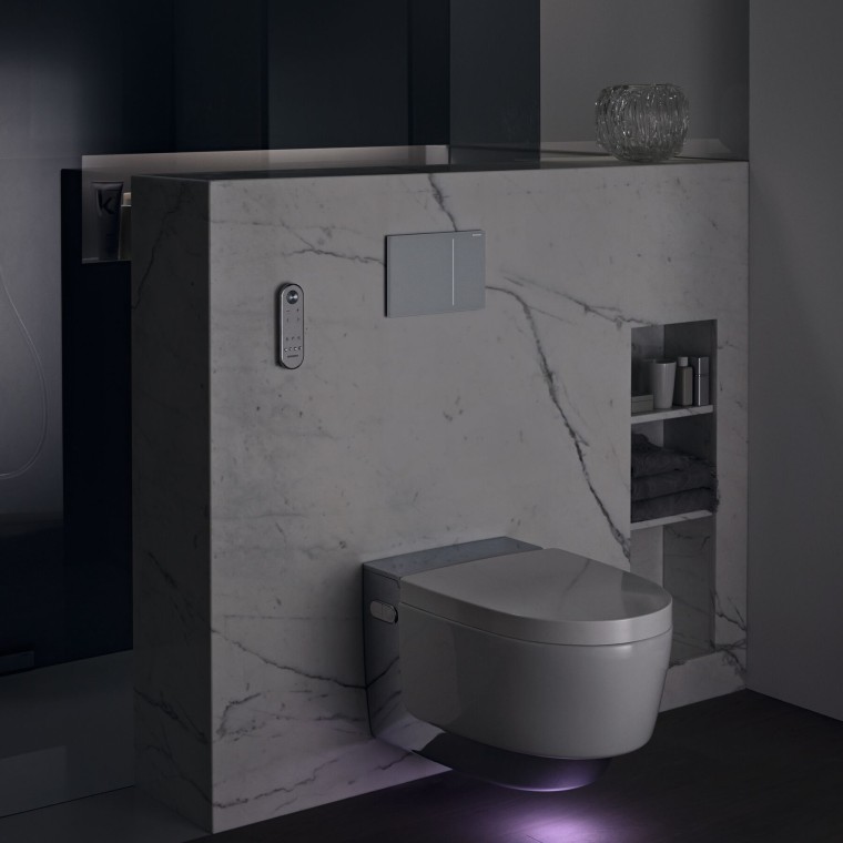 Geberit AquaClean Mera Comfort cromado com luz de orientação(© Geberit) Geberit AquaClean Mera Comfort cromado com luz de orientação(© Geberit)