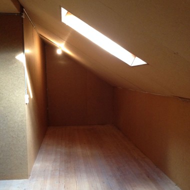 Casa de banho pequena no sótão com um teto inclinado antes da renovação Casa de banho pequena no sótão com um teto inclinado antes da renovação