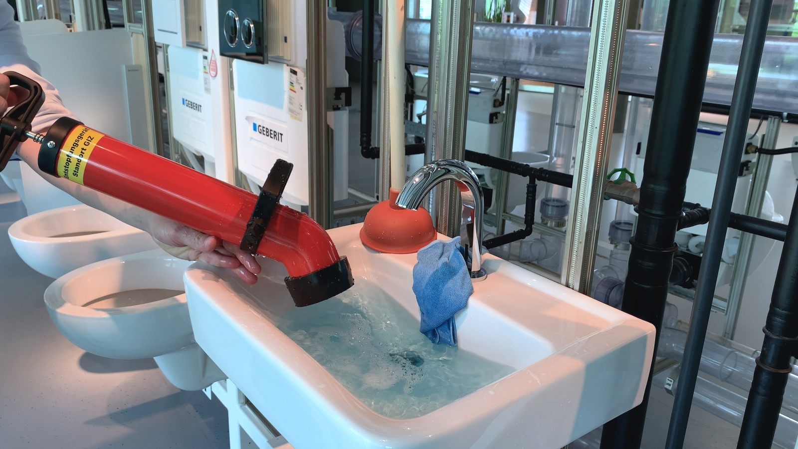 Um desentupidor de tubagens à pressão em uso