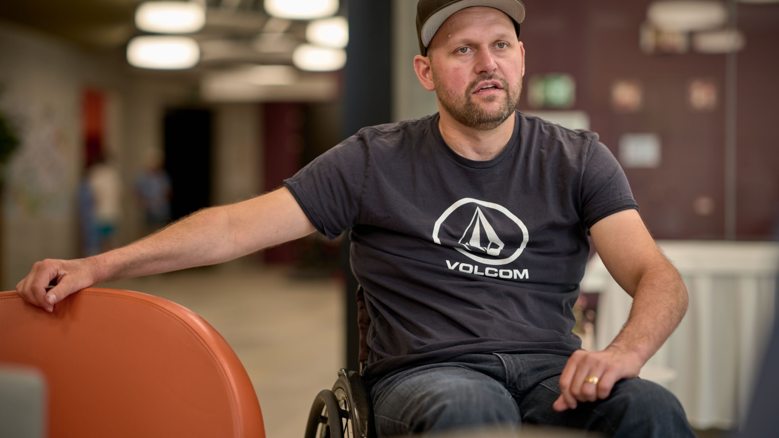 Em conversa com Peter Roos no Centro Suíço para Paraplégicos em Nottwil (© Ben Huggler)