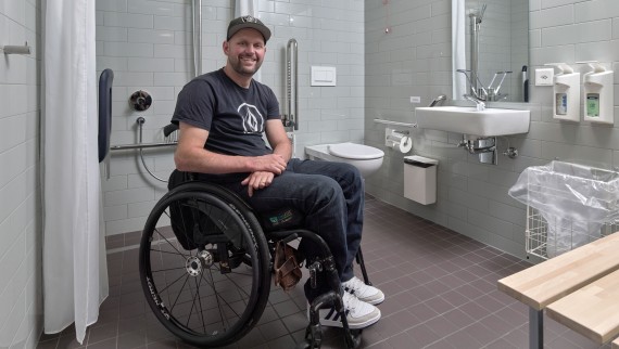 Em conversa com Peter Roos no Centro Suíço para Paraplégicos em Nottwil (© Ben Huggler) Em conversa com Peter Roos no Centro Suíço para Paraplégicos em Nottwil (© Ben Huggler)