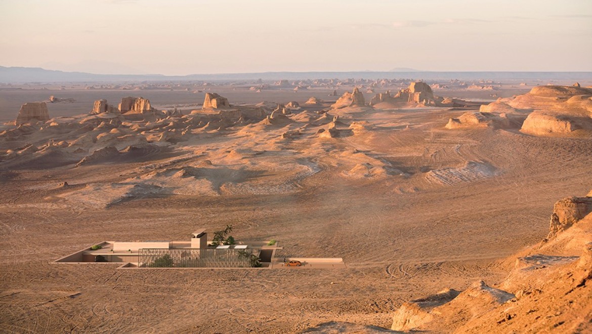 A H.O.M.E. Haus 2022 no deserto. A tradicional torre de vento Badgir ergue-se do chão como uma escultura majestosa (© Bloomrealities/HTA para H.O.M.E. Haus 2022)