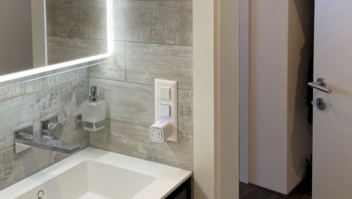 Uma porta que abre para fora permite poupar espaço na casa de banho Uma porta que abre para fora permite poupar espaço na casa de banho