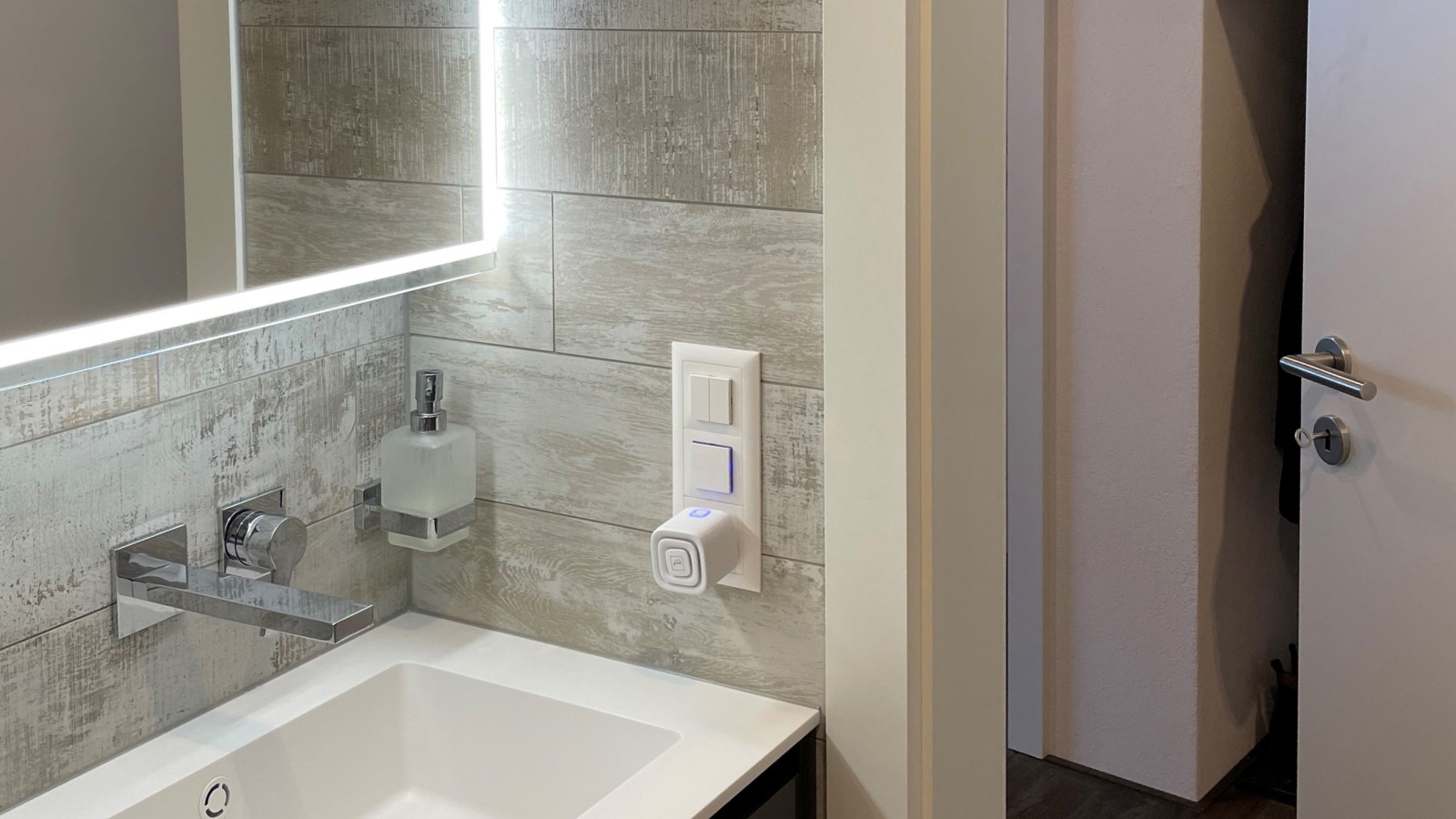 Uma porta que abre para fora permite poupar espaço na casa de banho Uma porta que abre para fora permite poupar espaço na casa de banho