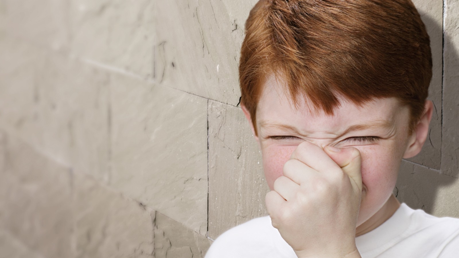 Menino a tapar o nariz