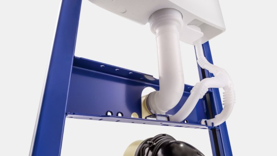Autoclismo de interior da Geberit com tubo guia para ligação ao abastecimento de água Autoclismo de interior da Geberit com tubo guia para ligação ao abastecimento de água