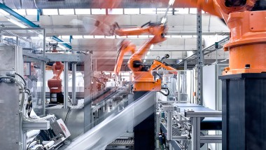 Braços robóticos na linha de montagem da fábrica de produção de autoclismos de interior Geberit (© Geberit)