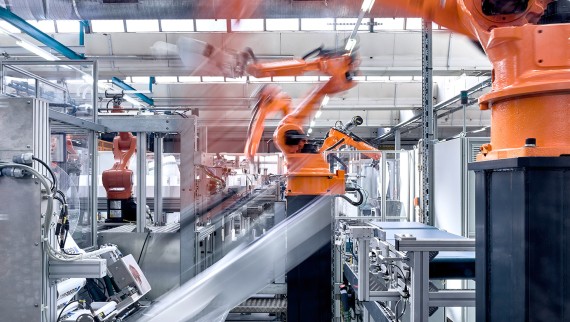 Braços robóticos na linha de montagem da fábrica de produção de autoclismos de interior Geberit (© Geberit) Braços robóticos na linha de montagem da fábrica de produção de autoclismos de interior Geberit (© Geberit)