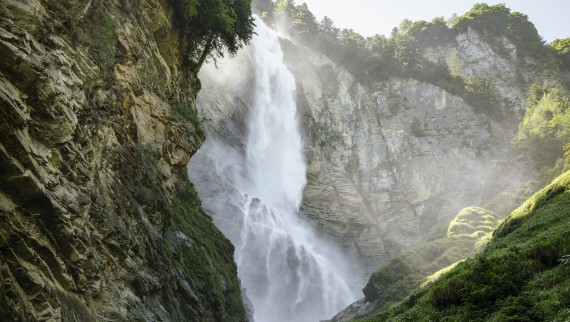 Imponente cascata numa paisagem verde (© Geberit)