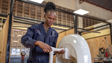 Participante no programa de formação profissional da Fundação Hilti e Geberit no Quénia (© Fundação Hilti)