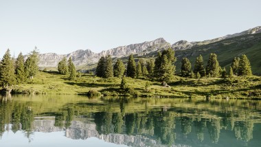 Reflexos no lago de montanha suíço Engstlensee, a 1835 metros acima do nível do mar. Fotógrafo: Bruno Augsburger (© Geberit)