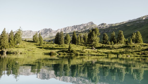 Reflexos no lago de montanha suíço Engstlensee, a 1835 metros acima do nível do mar. Fotógrafo: Bruno Augsburger (© Geberit)
