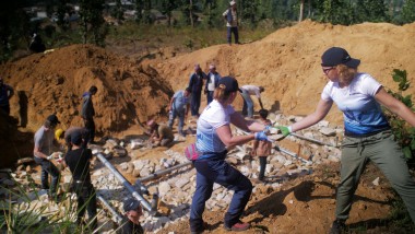 Funcionários da Geberit a instalar tubos de abastecimento de água para uma comunidade rural no Nepal (© Marcin Mossakowski)