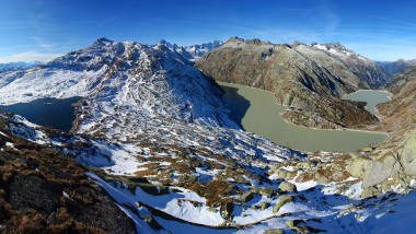 Vista de uma paisagem de inverno na região de Grimsel desde o cume (© Kraftwerke Oberhasli AG)
