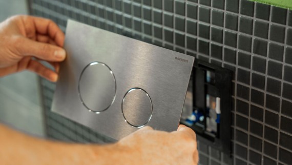 A placa de descarga é a única parte visível do autoclismo de interior Geberit e é montada diretamente na parede, em frente ao autoclismo A placa de descarga é a única parte visível do autoclismo de interior Geberit e é montada diretamente na parede, em frente ao autoclismo