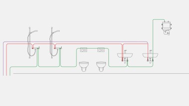Exemplo de tubagem para água potável, no caso do controlo por intervalos, com a descarga automática sanitária