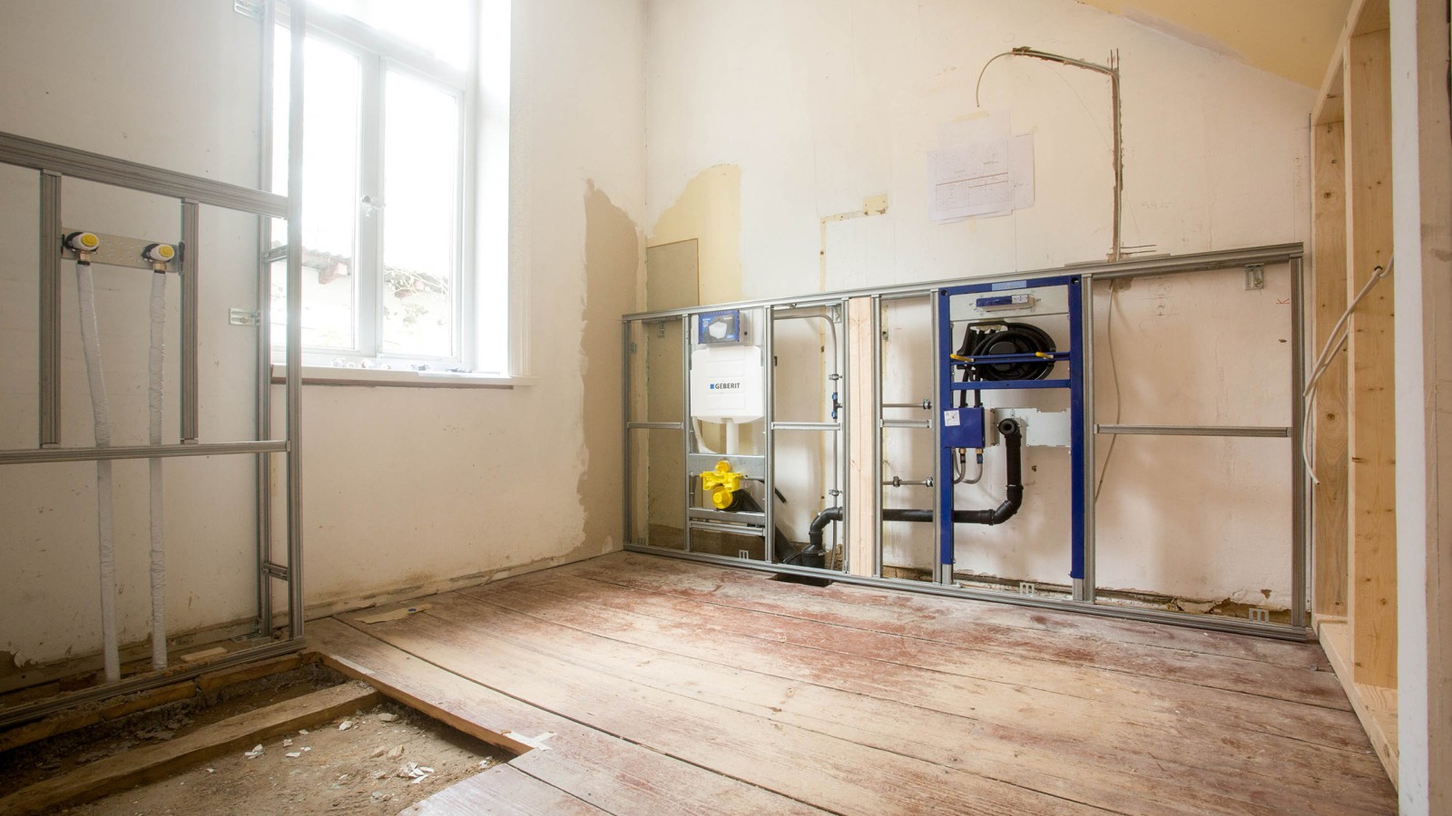 Os construtores optaram pelos produtos da Geberit não só em frente mas também atrás do muro (© Geberit) Os construtores optaram pelos produtos da Geberit não só em frente mas também atrás do muro (© Geberit)