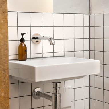 Especialmente higiénicas são as torneiras controladas eletronicamente Geberit Piave nos lavatórios. Não é necessário contacto manual para ativar a torneira (© Geberit)
