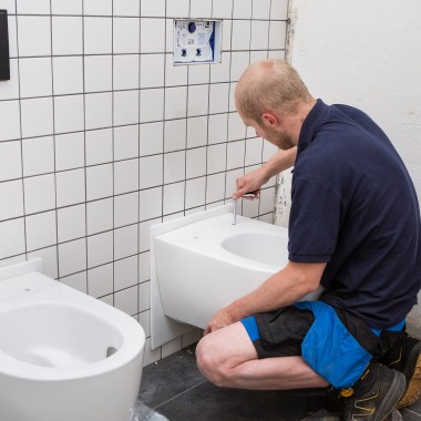 As casas de banho foram equipadas com sanitas Geberit ONE, que se destacam não só pelo seu design como também pela sua rápida instalação (© Geberit) As casas de banho foram equipadas com sanitas Geberit ONE, que se destacam não só pelo seu design como também pela sua rápida instalação (© Geberit)