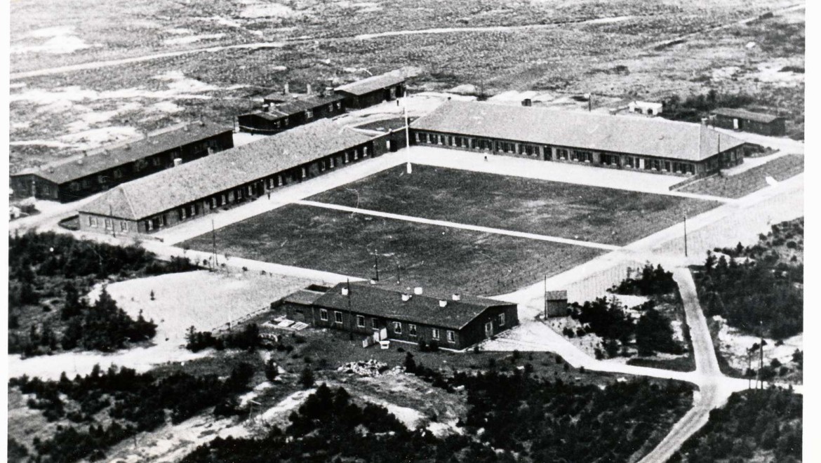 Em 1945, estabeleceu-se em Oksbøl o maior campo de refugiados da Dinamarca (© Blåvandshuk Local History Archive) Em 1945, estabeleceu-se em Oksbøl o maior campo de refugiados da Dinamarca (© Blåvandshuk Local History Archive)