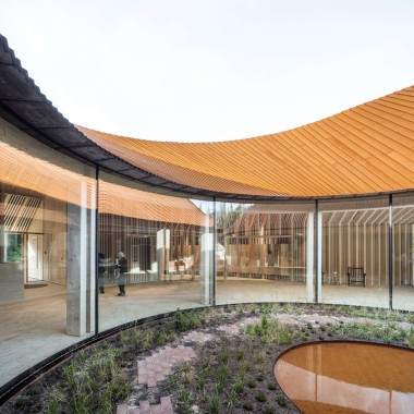 Grandes janelas permitem uma vista do pátio interior e deixam que a luz inunde o vestíbulo de entrada do museu (© R_Hjortshoj) Grandes janelas permitem uma vista do pátio interior e deixam que a luz inunde o vestíbulo de entrada do museu (© R_Hjortshoj)