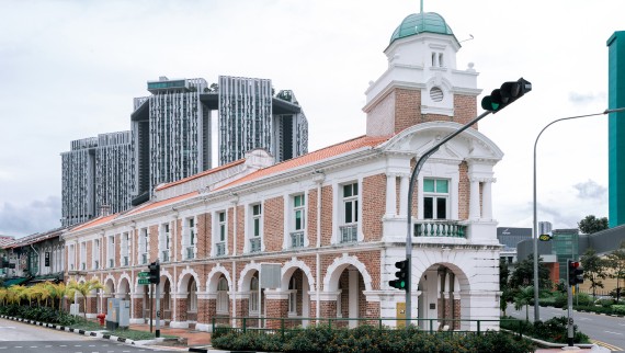 O restaurante Born está situado na estação Jinrikisha, um dos poucos edifícios históricos de Singapura. É propriedade do ator Jackie Chan (© Owen Raggett) O restaurante Born está situado na estação Jinrikisha, um dos poucos edifícios históricos de Singapura. É propriedade do ator Jackie Chan (© Owen Raggett)