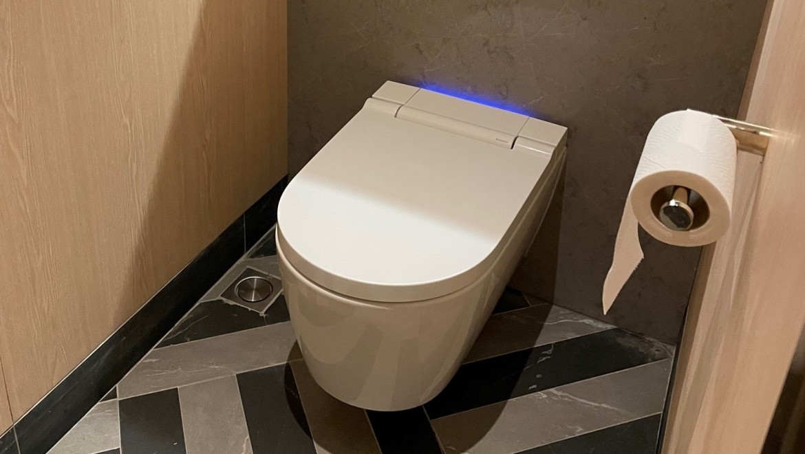 As casas de banho estão equipadas com sanitas bidé Geberit AquaClean Sela e urinóis Geberit, entre outros elementos (© Owen Raggett) As casas de banho estão equipadas com sanitas bidé Geberit AquaClean Sela e urinóis Geberit, entre outros elementos (© Owen Raggett)