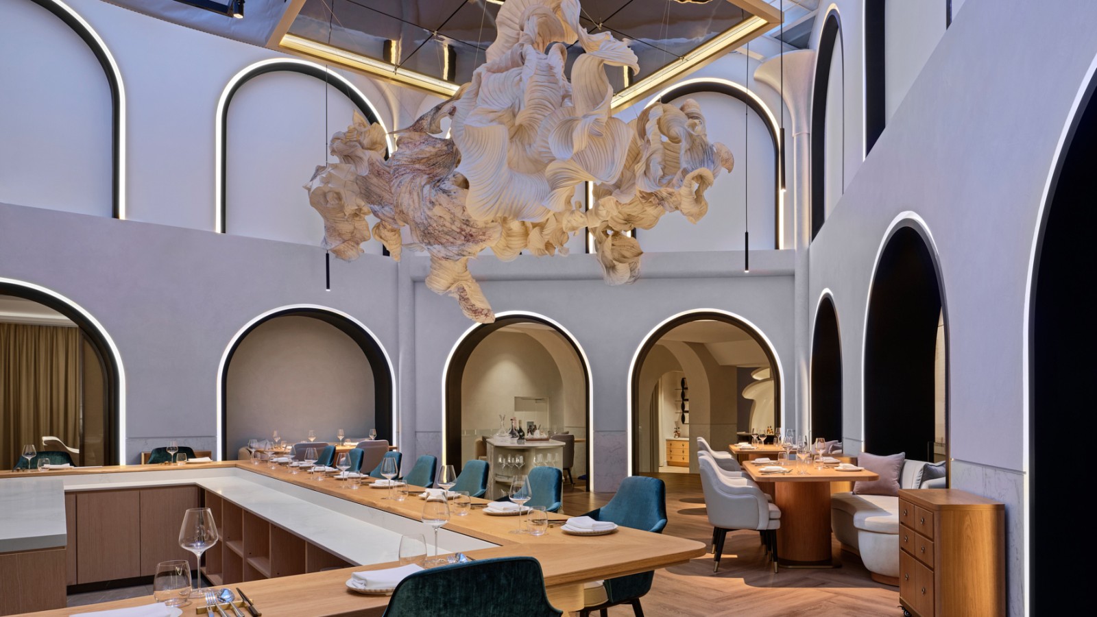 Uma nuvem de papel paira sobre a sala de jantar principal do novo restaurante Born, de Singapura (© Owen Raggett) Uma nuvem de papel paira sobre a sala de jantar principal do novo restaurante Born, de Singapura (© Owen Raggett)