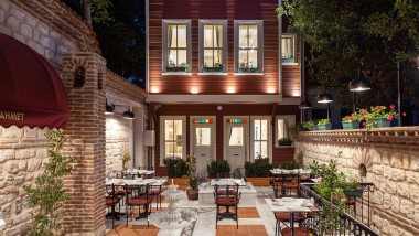 O pátio do Hotel Turkish House em Istambul combina elementos estruturais e decorativos de diferentes épocas (© Hotel Turkish House)