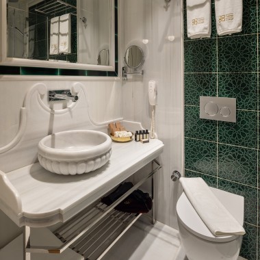 A Geberit oferece todo o conforto moderno nas casas de banho dos hóspedes. Dado que para a arquiteta é importante a poupança de água, foram instalados sistemas de descarga dupla em todos os sítios (© Hotel Turkish House)