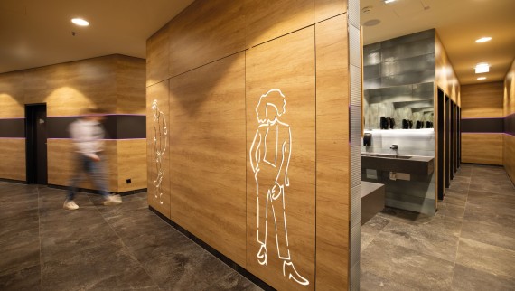 Zona de entrada das instalações sanitárias no centro comercial FMZ