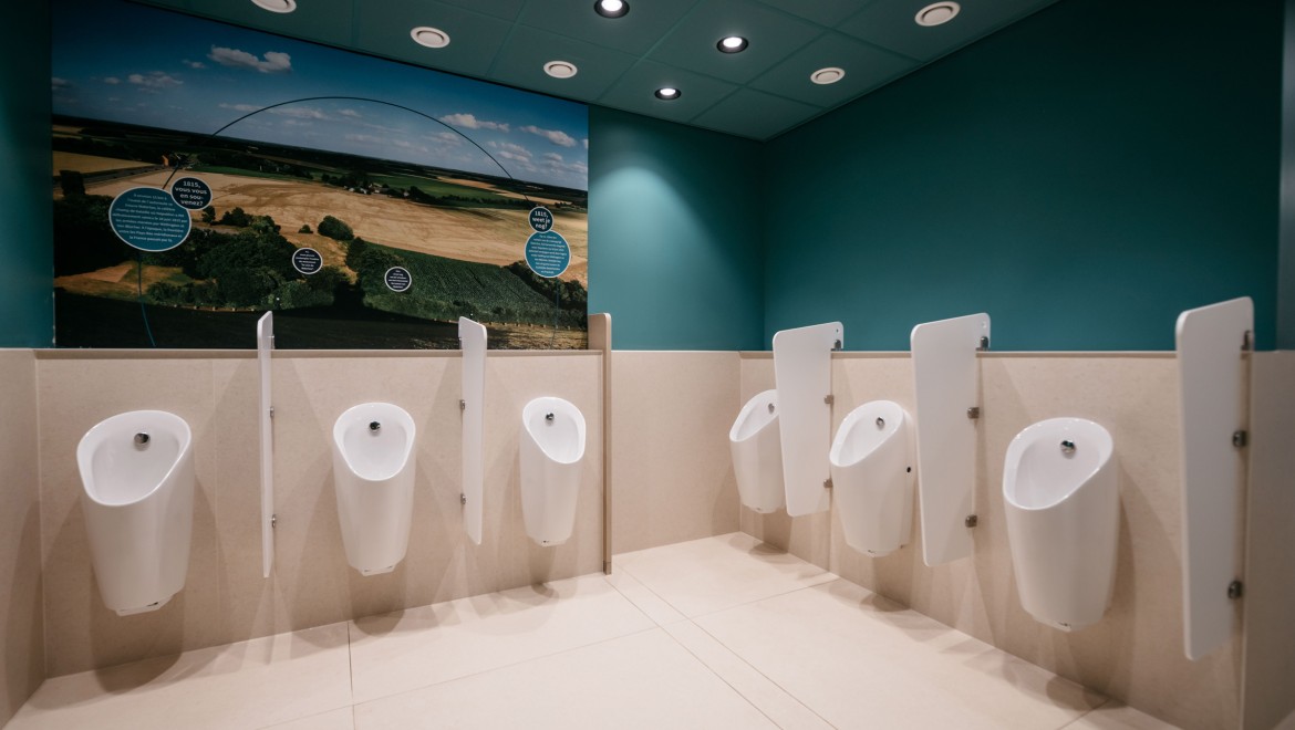 2theloo colabora estreitamente com a Geberit. Muitos dos produtos instalados à frente e atrás da parede são da Geberit, como os urinóis Preda (© Michiel Stock) 2theloo colabora estreitamente com a Geberit. Muitos dos produtos instalados à frente e atrás da parede são da Geberit, como os urinóis Preda (© Michiel Stock)